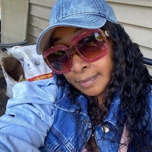 Meet your Posher, Deonna